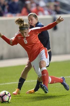 Fußball, Länderspiel, Damen, USA - Schweiz October 19, 2016: Switzerland defender Selina Kuster (6) dives in front of United States of America midfielder Tobin Heath (17) for the ball during a game between the United States of America Women s soccer vs Switzerland. The United States of America defeated Switzerland 4-0 in a friendly soccer match held at the Rio Tinto Stadium in Sandy, Utah. (Photo by Boyd Ivey Icon Sportswire). SOCCER: OCT 19 Women s - USA v Switzerland Icon2481610191018 EDITORIAL USE ONLY