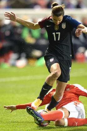 Fußball, Länderspiel, Damen, USA - Schweiz October 19, 2016: United States of America midfielder Tobin Heath (17) tries to get the ball around a defender during a game between the United States of America Women s soccer vs Switzerland. The United States of America defeated Switzerland 4-0 in a friendly soccer match held at the Rio Tinto Stadium in Sandy, Utah. (Photo by Boyd Ivey Icon Sportswire). SOCCER: OCT 19 Women s - USA v Switzerland Icon2481610191014 EDITORIAL USE ONLY