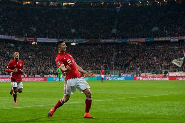 Robert Lewandowski (FC Bayern Muenchen 9) und Thiago Alcantara (FC Bayern Muenchen 6) beim Torjubel nach dem Treffer zum 3:1 beim Championsleague Spiel zwischen Bayern Muenchen und dem PSV Eindhoven am 19.10.2016, Muenchen Copyright: xSchülerx xEibner-Pressefotox EP_jse