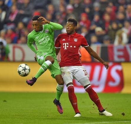 19.10.2016, Fussball Champions-League 2016 2017, Vorrunde 3.Spieltag, FC Bayern München - PSV Eindhoven, in der Allianzarena München. David Alaba (re, FC Bayern München) setzt sich durch. 