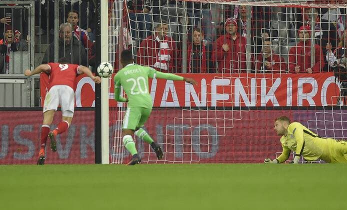 19.10.2016, Fussball Champions-League 2016 2017, Vorrunde 3.Spieltag, FC Bayern München - PSV Eindhoven, in der Allianzarena München. Robert Lewandowski (FC Bayern München) trifft zum 3:1 gegen Torwart Jeroen Zoet (PSV Eindhoven) 