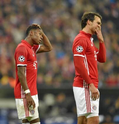19.10.2016, Fussball Champions-League 2016 2017, Vorrunde 3.Spieltag, FC Bayern München - PSV Eindhoven, in der Allianzarena München. David Alaba (FC Bayern München) und Mats Hummels (FC Bayern München) nachdenklich. 