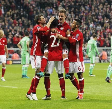 Torjubel 2:0 München, V.li. Thomas Müller (Bayern) , David Alaba (Bayern) Torschütze Joshua Kimmich (Bayern) , Thiago (Bayern) . FC Bayern München-PSV Eindhoven . München, GER, 19.10.2016, Fussball-Champions League 2016-2017 .