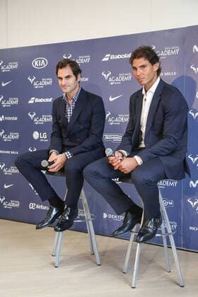 Roger Federer (35) und Rafael Nadal (30), die beiden Tennisspieler bei der Einweihung der Movistar The Rafael Nadal Tennis Academy am 19.10.2016 in Mallorca, Spain The Rafa Nadal Academy by Movistar Tennis Academy Inauguration Ceremony auf Mallorca, 2016 