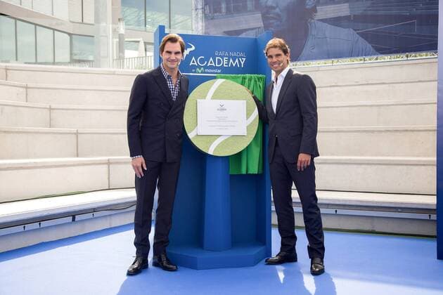 Roger Federer (35) und Rafael Nadal (30), die beiden Tennisspieler bei der Einweihung der Movistar The Rafael Nadal Tennis Academy am 19.10.2016 in Mallorca, Spain The Rafa Nadal Academy by Movistar Tennis Academy Inauguration Ceremony auf Mallorca, 2016 