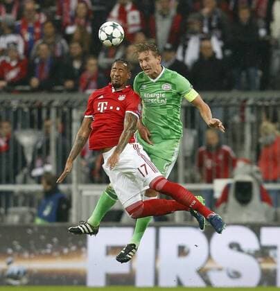V.li. Jerome Boateng (Bayern) , Luuk de Jong (Eindh) . FC Bayern München-PSV Eindhoven . München, GER, 19.10.2016, Fussball-Champions League 2016-2017 .