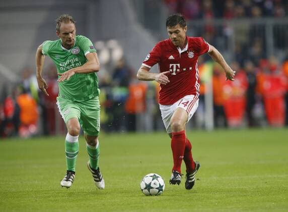 V.li. Siem de Jong (Eindh), Xabi Alonso (Bayern) . FC Bayern München-PSV Eindhoven . München, GER, 19.10.2016, Fussball-Champions League 2016-2017 .