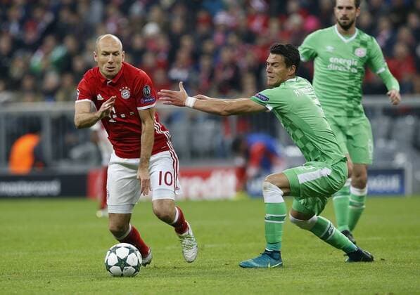 V.li. Arjen Robben (Bayern) , Hector Moreno (Eindh) . FC Bayern München-PSV Eindhoven . München, GER, 19.10.2016, Fussball-Champions League 2016-2017 .