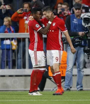 Torjubel 3:1 München, V.li. David Alaba (Bayern) , Torschütze Robert Lewandowski (Bayern) . FC Bayern München-PSV Eindhoven . München, GER, 19.10.2016, Fussball-Champions League 2016-2017 .