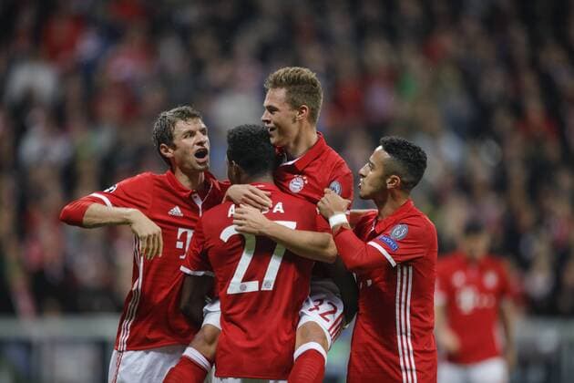 FC Bayern München - PSV Eindhoven 4-1 2 - 0 durch Joshua Kimmich;v,l, Thomas Müller;David Alaba;Josuha Kimmich;Thiago Alcantara (FC Bayern) FC Bayern München