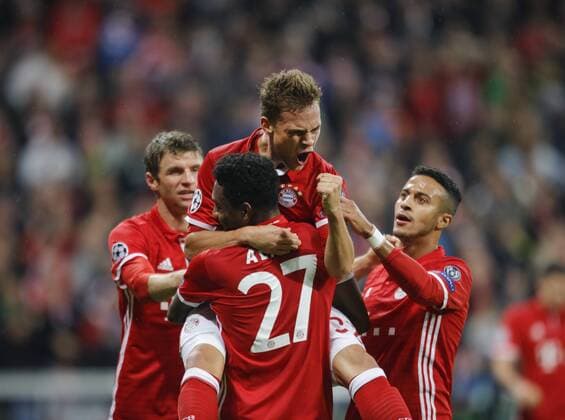 FC Bayern München - PSV Eindhoven 4-1 2 - 0 durch Joshua Kimmich;v,l, Thomas Müller;David Alaba;Josuha Kimmich;Thiago Alcantara (FC Bayern) FC Bayern München