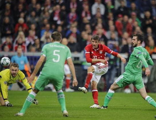 FC Bayern München - PSV Eindhoven 4-1 1 - 0 durch Thomas Müller;v,l, Torwart Jeroen Zoet(PSV);Thomas Müller(FCB)Davy Pröpper(PSV) FC Bayern München
