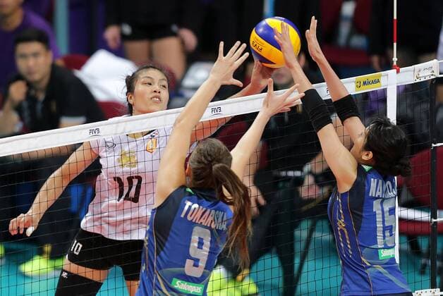 Bilder des Tages - SPORT (161020) -- PASAY CITY, Oct. 20, 2016 -- Jutarat Montripila (L) of Bangkok Glass competes against Ayano Nakaoji (R) and Maja Tokarska of Hisamitsu Springs Kobe during the FIVB Women s Club World Championship WM Weltmeisterschaft 2016 in Pasay City, the Philippines, Oct. 20, 2016. Hisamitsu Springs Kobe won 3-0. ) (SP)PHILIPPINES-PASAY CITY-FIVB WOMEN S CLUB CHAMPIONSHIP RouellexUmali 