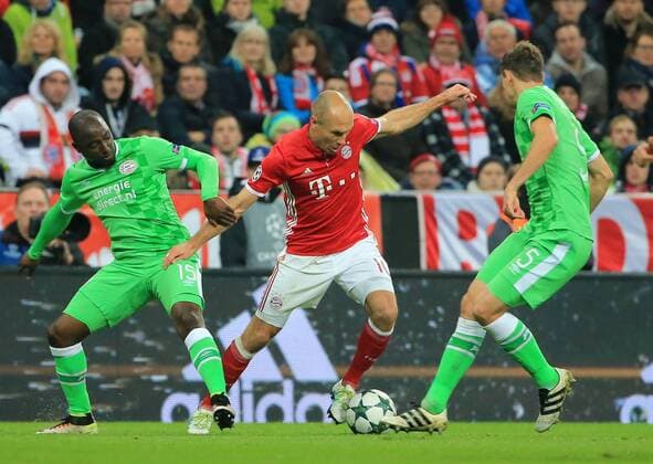 19.10.2016, CL, FC Bayern vs PSV Eindhoven, Allianz Arena Muenchen, Fussball, im Bild: Jetro Willems (PSV Eindhoven), Arjen Robben (FCB) und Daniel Schwaab (PSV Eindhoven)