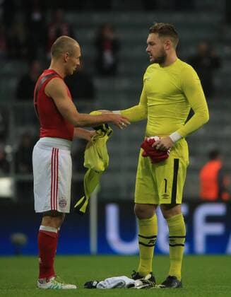 19.10.2016, CL, FC Bayern vs PSV Eindhoven, Allianz Arena Muenchen, Fussball, im Bild: Arjen Robben (FCB) und Jeroen Zoet (PSV Eindhoven) tauschen die Trikot