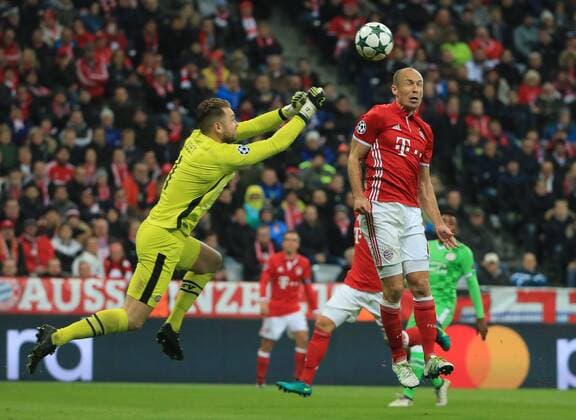 19.10.2016, CL, FC Bayern vs PSV Eindhoven, Allianz Arena Muenchen, Fussball, im Bild: Jeroen Zoet (PSV Eindhoven) geschlagen , Tor Arjen Robben (FCB)