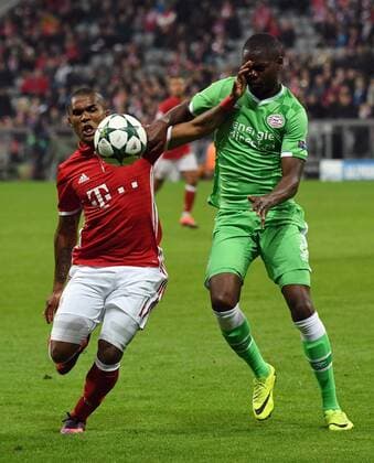 19.10.2016, xjhx, Fussball Champions League, FC Bayern Muenchen - PSV Eindhoven, emspor , v.l. Douglas Costa (FC Bayern Muenchen), Nicolas Isimat-Mirin (PSV Eindhoven) Muenchen