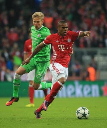 19.10.2016, CL, FC Bayern vs PSV Eindhoven, Allianz Arena Muenchen, Fussball, im Bild: Oleksandr Zinchenko (PSV Eindhoven) kann Douglas Costa (FCB) nicht stoppen
