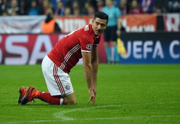 19.10.2016, xjhx, Fussball Champions League, FC Bayern Muenchen - PSV Eindhoven, emspor , v.l. Robert Lewandowski (FC Bayern Muenchen) enttaeuscht, enttaeuscht schauend, dissapointed Muenchen