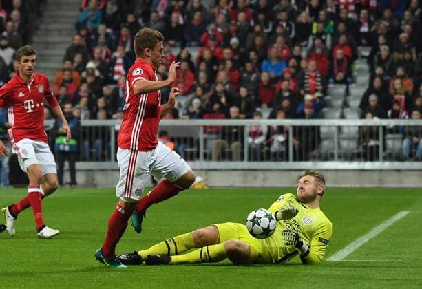 19.10.2016, xjhx, Fussball Champions League, FC Bayern Muenchen - PSV Eindhoven, emspor , v.l. Joshua Kimmich (FC Bayern Muenchen), Jeroen Zoet (PSV Eindhoven) Muenchen