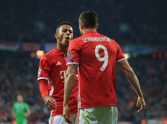 19.10.2016, CL, FC Bayern vs PSV Eindhoven, Allianz Arena Muenchen, Fussball, im Bild: Thiago (FCB) und Robert Lewandowski (FCB) jubeln