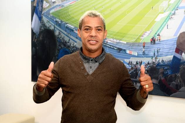 Bilder des Tages - SPORT Fussball, Herren, 2016 17, 1. Bundesliga, Hertha BSC, Pressekonferenz, Daumen hoch bei Ex-Herthaner Marcelinho, 20.10.16,