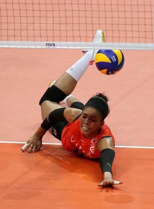 Bilder des Tages - SPORT (161020) -- PASAY CITY, Oct. 20, 2016 -- Rachael Adams of Eczacibasi VitrA Istanbul saves the ball during the FIVB Women s Club World Championship WM Weltmeisterschaft 2016 match against Rexona-Sesc Rio in Pasay City, the Philippines, Oct. 20, 2016. Eczacibasi VitrA Istanbul won 3-2. ) (SP)PHILIPPINES-PASAY CITY-FIVB WOMEN S CLUB CHAMPIONSHIP RouellexUmali 