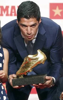 FC Barcelona Barca s Uruguayan forward Luis Suarez poses with his second Golden Boot trophy as the top scorer of the 2015-16 season with 40 goals during a handout ceremony organized by Spanish sports newspaper Marca, in Barcelona, northeastern Spain, 20 October 2016. The Barcelona forward Luis Suarez awarded with the Golden Boot !ACHTUNG: NUR REDAKTIONELLE NUTZUNG!  B29 20161020-636125758736621784