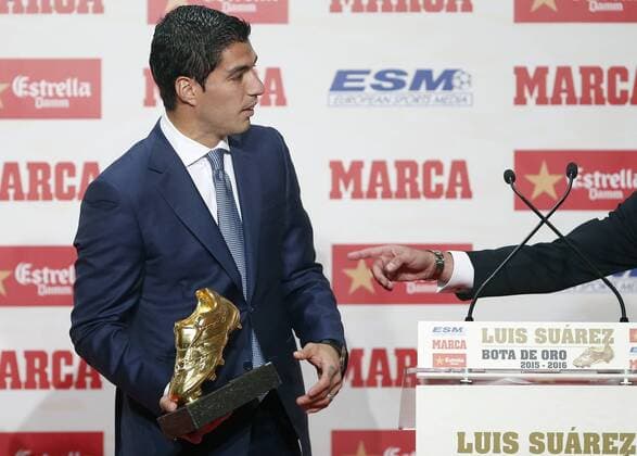 FC Barcelona Barca s Uruguayan forward Luis Suarez poses with his second Golden Boot trophy as the top scorer of the 2015-16 season with 40 goals during a handout ceremony organized by Spanish sports newspaper Marca, in Barcelona, northeastern Spain, 20 October 2016. The Barcelona forward Luis Suarez awarded with the Golden Boot !ACHTUNG: NUR REDAKTIONELLE NUTZUNG!  B29 20161020-636125758750349608