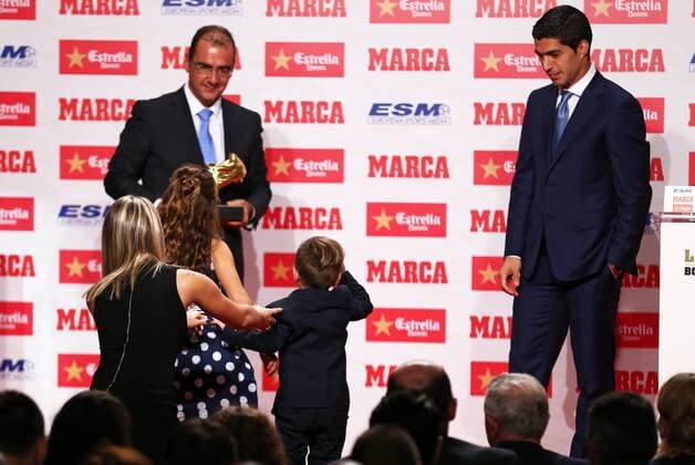 BARCELONA -october 20- SPAIN: Luis Suarez with his wife, Sofia Balbi, and his children receives the trophy golden boot, on october20, 2016.  xJoanxValls Urbanandsportx xLUS-SUAREZ-GOLDEN-BOOTx