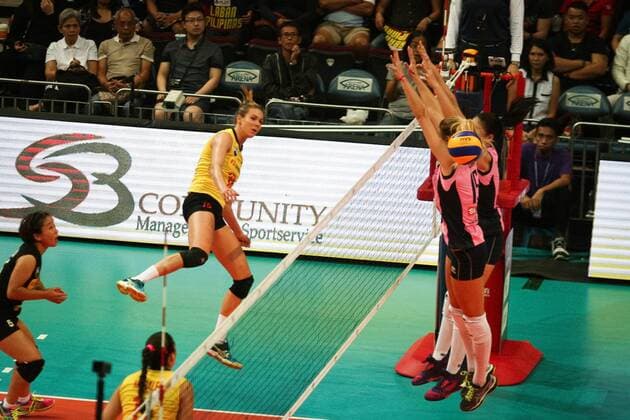 Philippines: Pomi-CAS Vs PSL at FIVB in Manila Lindsay Stalzer spikes through the block of Pomi-Casalmoggiore at the Arena in Pasay City. Pomi Cassalmaggiore won in straight sets (3-0) over Manila PSL-F2 Logistiscs at the FIVB Women s Club World Championships at the Mall of Asia Arena in Pasay CIty.  JxGerardxSeguiax xPacificxPress