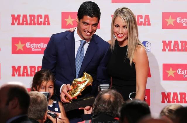 BARCELONA -october 20- SPAIN: Luis Suarez with his wife, Sofia Balbi, and his childrens, receives the trophy golden boot, on october20, 2016.  xJoanxValls Urbanandsportx xLUS-SUAREZ-GOLDEN-BOOTx