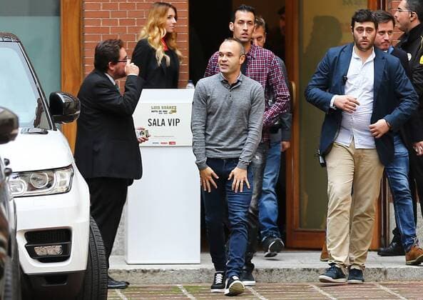 BARCELONA -october 20- SPAIN: Andres Iniesta and Sergio Busquets during the gala of the trophy golden boot, on october20, 2016.  xJoanxValls Urbanandsportx xLUS-SUAREZ-GOLDEN-BOOTx