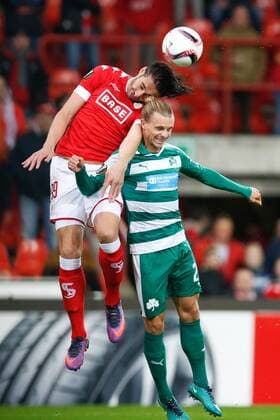 Standard s Ishak Belfodil and Panathinaikos midfielder Niklas Hult fight for the ball during a third game of the group stage (group G) of the Europa League competition between Belgian soccer team Standard de Liege and Greek soccer team Panathinaikos, Thursday 20 October 2016, in Liege. BRUNOxFAHY  x04962315x