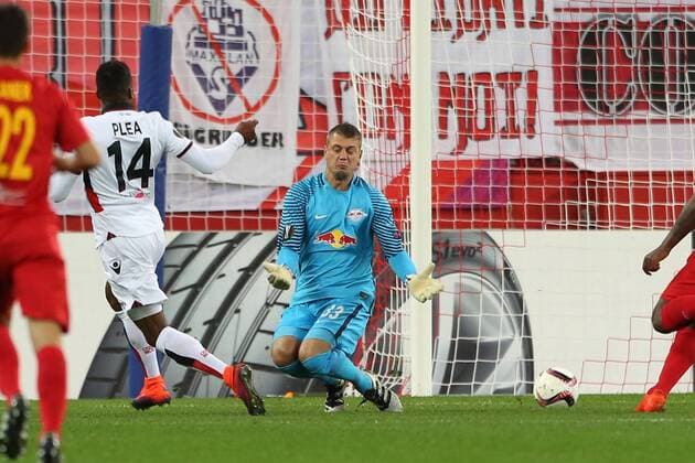 Bilder des Tages - SPORT SOCCER - EL, RBS vs Nice SALZBURG,AUSTRIA,20.OCT.16 - SOCCER - UEFA Europa League, group stage, Red Bull Salzburg vs OGC Nice. Image shows Alassane Plea (Nice) and Alexander Walke (RBS). GEPAxpictures xMathiasxMandl