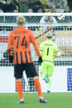 Gent s goalkeeper Jacob Rinne pictured as Shakhtar Donetsk s Viktor Kovalenko scores a goal during a third game of the group stage (group H) of the Europa League competition between Ukraine club Shaktar Donetsk and Belgian soccer team KAA Gent, Thursday 20 October 2016, in Lviv, Ukraine. JASPERxJACOBS  x04962329x