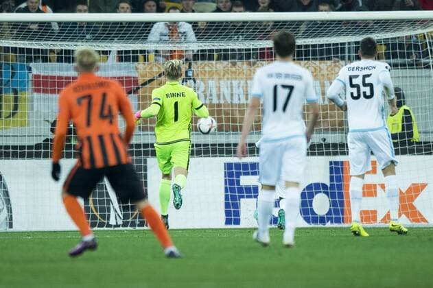 Gent s goalkeeper Jacob Rinne pictured as Shakhtar Donetsk s Viktor Kovalenko scores a goal during a third game of the group stage (group H) of the Europa League competition between Ukraine club Shaktar Donetsk and Belgian soccer team KAA Gent, Thursday 20 October 2016, in Lviv, Ukraine. JASPERxJACOBS  x04962330x