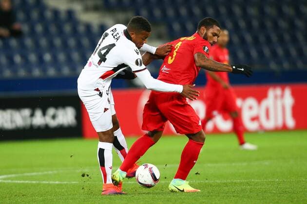 SOCCER - EL, RBS vs Nice SALZBURG,AUSTRIA,20.OCT.16 - SOCCER - UEFA Europa League, group stage, Red Bull Salzburg vs OGC Nice. Image shows Alassane Plea (Nice) and Paulo Miranda (RBS). GEPAxpictures xFelixxRoittner