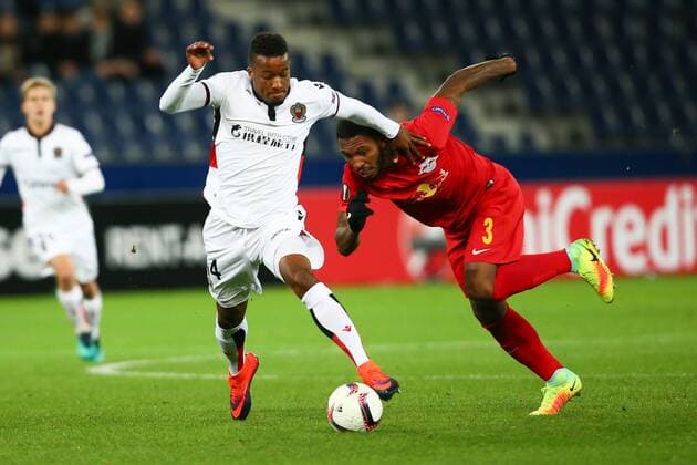 SOCCER - EL, RBS vs Nice SALZBURG,AUSTRIA,20.OCT.16 - SOCCER - UEFA Europa League, group stage, Red Bull Salzburg vs OGC Nice. Image shows Alassane Plea (Nice) and Paulo Miranda (RBS). GEPAxpictures xFelixxRoittner
