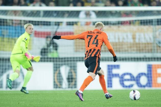 Gent s goalkeeper Jacob Rinne pictured as Shakhtar Donetsk s Viktor Kovalenko scores a goal during a third game of the group stage (group H) of the Europa League competition between Ukraine club Shaktar Donetsk and Belgian soccer team KAA Gent, Thursday 20 October 2016, in Lviv, Ukraine. JASPERxJACOBS  x04962348x