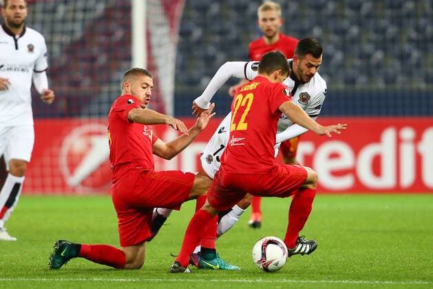 SOCCER - EL, RBS vs Nice SALZBURG,AUSTRIA,20.OCT.16 - SOCCER - UEFA Europa League, group stage, Red Bull Salzburg vs OGC Nice. Image shows Josip Radosevic (RBS), Valentin Eysseric (Nice) and Stefan Lainer (RBS). GEPAxpictures xFelixxRoittner
