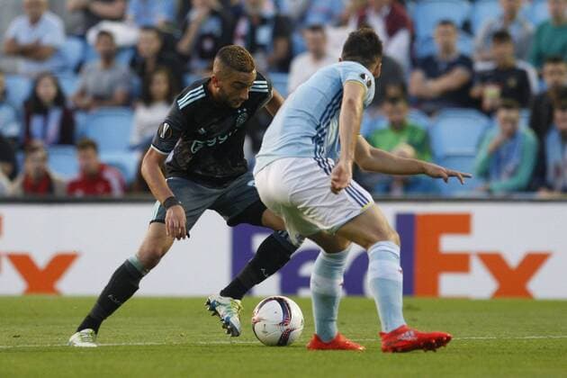 Ajax s Moroccan midfielder Hakim Ziyech (L) fights for the ball with Argentinian defender Gustavo Cabral (R) of Celta Vigo during the UEFA Europa League group stage soccer match played at Balaidos stadium in Vigo, province of Galicia, northwestern Spain, 20 October 2016. Celta Vigo vs Ajax !ACHTUNG: NUR REDAKTIONELLE NUTZUNG!  20161020-636125892493887390