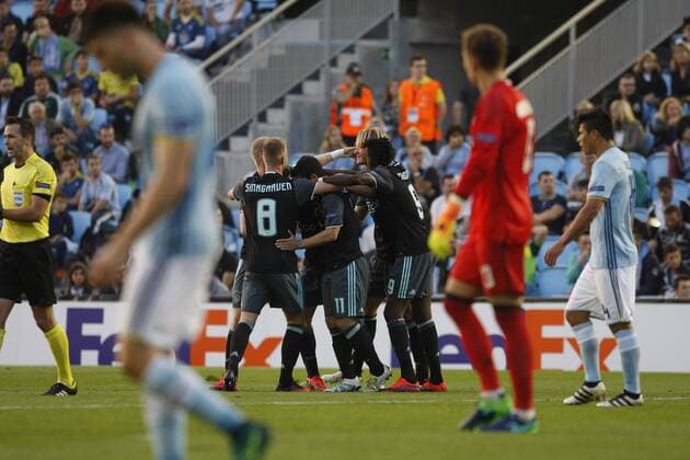 Ajax s Moroccan midfielder Hakim Ziyech (C) jubilates with his team mates his goal agaisnt Celta Vigo during the UEFA Europa League group stage soccer match played at Balaidos stadium in Vigo, province of Galicia, northwestern Spain, 20 October 2016. Celta Vigo vs Ajax !ACHTUNG: NUR REDAKTIONELLE NUTZUNG!  20161020-636125893764491100