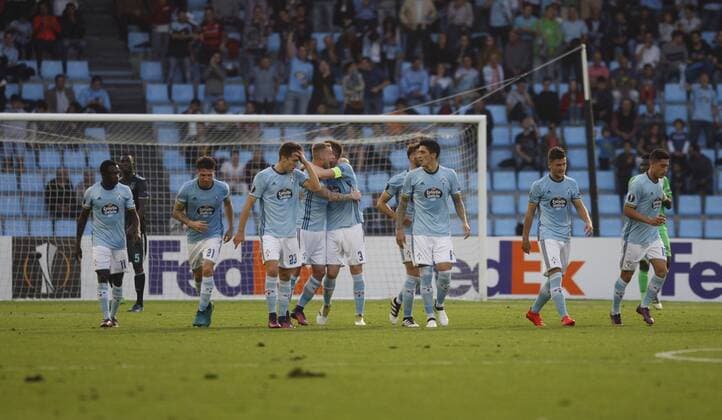 Celta Vigo s defender Andreu Fontas (5L) jubilates with his team mates his goal against Ajax during the UEFA Europa League group stage soccer match played at Balaidos stadium in Vigo, province of Galicia, northwestern Spain, 20 October 2016. Celta Vigo vs Ajax !ACHTUNG: NUR REDAKTIONELLE NUTZUNG!  20161020-636125900515928542