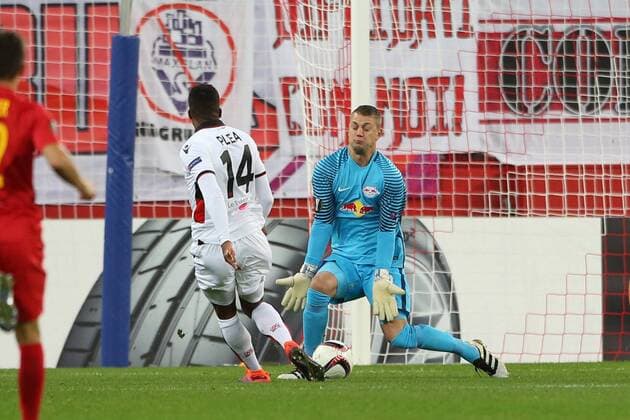 SOCCER - EL, RBS vs Nice SALZBURG,AUSTRIA,20.OCT.16 - SOCCER - UEFA Europa League, group stage, Red Bull Salzburg vs OGC Nice. Image shows Alassane Plea (Nice) and Alexander Walke (RBS). GEPAxpictures xMathiasxMandl