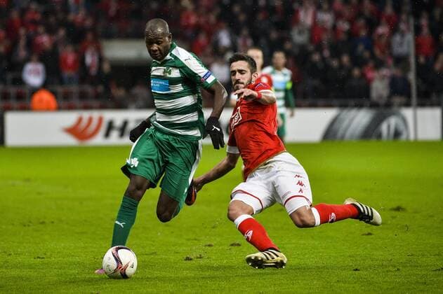 Panathinaikos forward Victor Ibarbo and Standard s Konstantinos Laifis fight for the ball during a third game of the group stage (group G) of the Europa League competition between Belgian soccer team Standard de Liege and Greek soccer team Panathinaikos, Thursday 20 October 2016, in Liege. NICOLASxLAMBERT  x04962455x