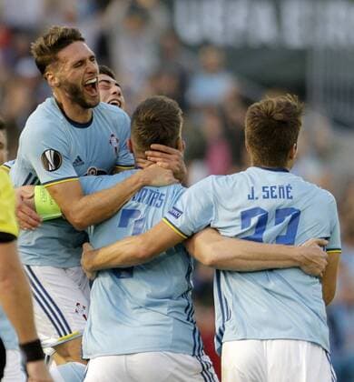 Celta Vigo s defender Andreu Fontas (C jubilates with his team mates his goal against Ajax during the UEFA Europa League group stage soccer match played at Balaidos stadium in Vigo, province of Galicia, northwestern Spain, 20 October 2016. Celta Vigo vs Ajax !ACHTUNG: NUR REDAKTIONELLE NUTZUNG!  20161020-636125905814712608