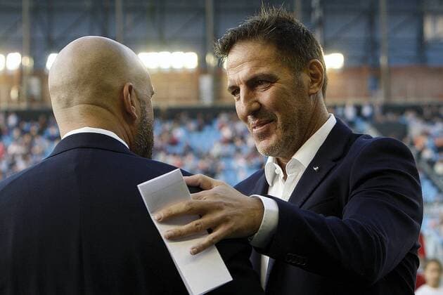 Celta Vigo s Argentinian head coach Eduardo Berizzo (R) greets his counterpart Peter Bosz (L) of Ajax during the UEFA Europa League group stage soccer match played at Balaidos stadium in Vigo, province of Galicia, northwestern Spain, 20 October 2016. Celta Vigo vs Ajax !ACHTUNG: NUR REDAKTIONELLE NUTZUNG!  20161020-636125908638432406