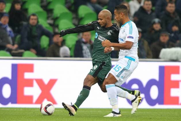 KRASNODAR, RUSSIA - OCTOBER 20, 2016: FC Krasnodar s Ari (L) and FC Schalke 04 s Dennis Aogo fight for the ball in their 2016 17 Season UEFA Europa League Group I Round 3 football match at Krasnodar Stadium. Vitaly Timkiv TASS  TS0350BF