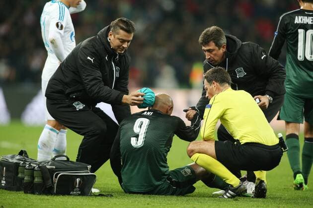 KRASNODAR, RUSSIA - OCTOBER 20, 2016: FC Krasnodar s Ari (C) receives medical aid in the 2016 17 Season UEFA Europa League Group I Round 3 football match against FC Schalke 04 at Krasnodar Stadium. Vitaly Timkiv TASS  TS0350C8